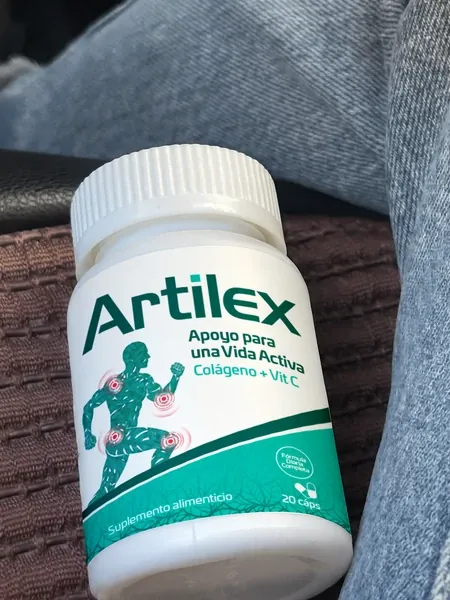 Frasco de Artilex «Apoyo para una Vida Activa · Colágeno + Vit C» sobre la tela de un sofá
