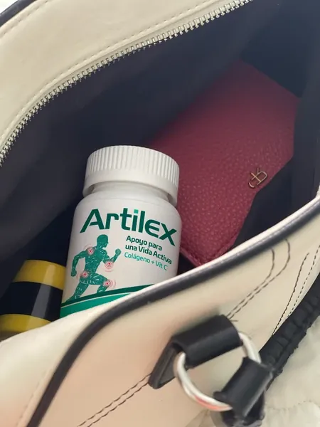 Frasco de Artilex dentro de una bolsa, cápsulas de colágeno con vitamina C para llevar