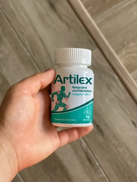 Frasco original de Artilex «Apoyo para una Vida Activa» en la mano, cápsulas de colágeno con vitamina C