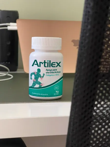 Frasco de Artilex en un escritorio de oficina, suplemento para las articulaciones